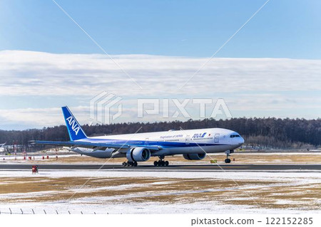 冬季，飛機降落在北海道千歲市新千歲機場 122152285