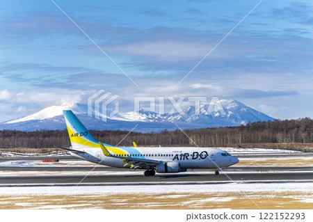 冬季，飛機降落在北海道千歲市新千歲機場 122152293