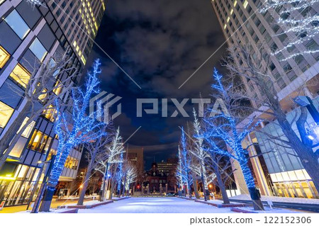 北海道札幌市舊北海道廳（紅磚政府大樓）前的冬季札幌北三條廣場（Akapla）的燈光 122152306