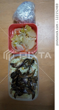 Vegetable-packed, healthy, loving wife's lunch 122152469