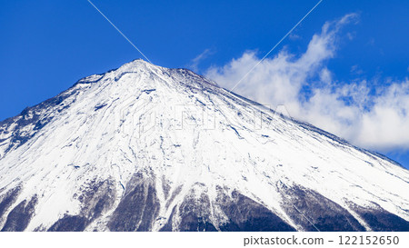 從靜岡縣富士宮市眺望白雪覆蓋的富士山的特寫 122152650