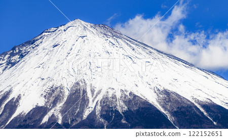 從靜岡縣富士宮市眺望白雪覆蓋的富士山的特寫 122152651