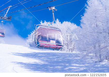 [冬季素材]滑雪場纜車和藍天[長野縣] 122152835