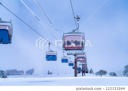 [冬季素材]滑雪場纜車和藍天[長野縣] 122152844