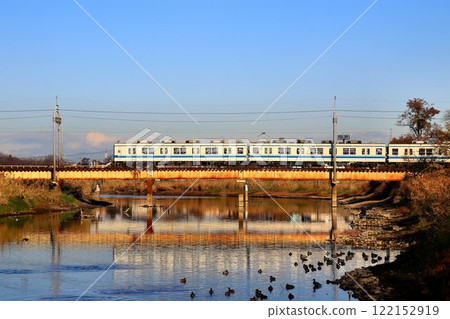 50歲……老牌通勤車“8000系”疾馳東武都市公園線 122152919