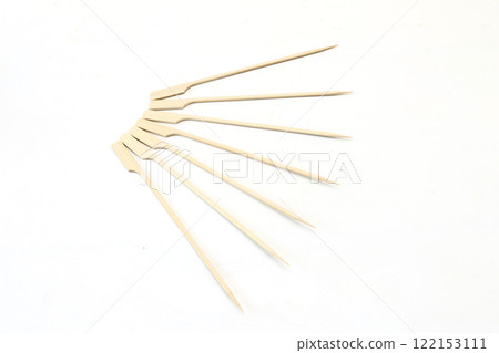 白色背景上的竹串 122153111