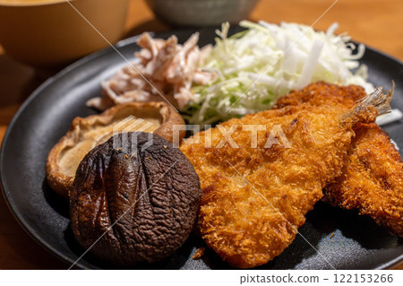 Large shiitake mushrooms and fried horse mackerel 122153266