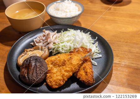 大香菇和炸竹莢魚 大香菇和炸竹莢魚 122153269