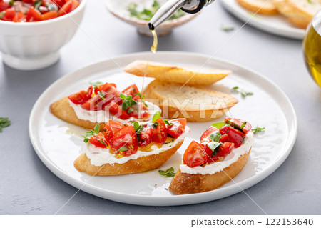 Fresh tomato bruschetta with olive oil drizzle 122153640