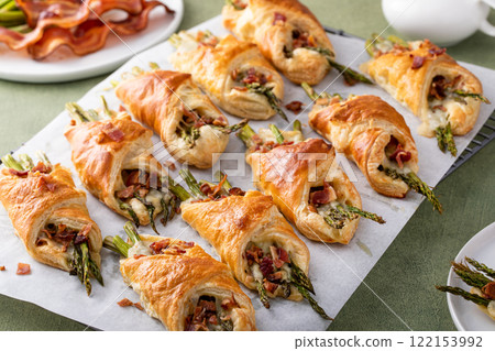 Asparagus bundles with puff pastry and bacon 122153992