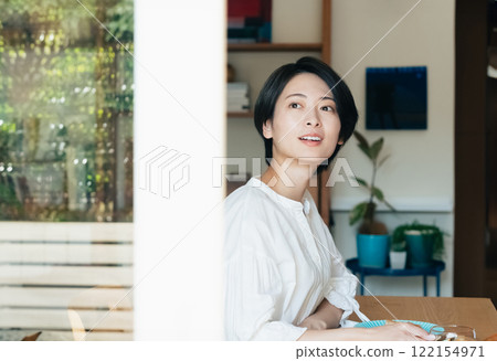 女人看著窗外 122154971