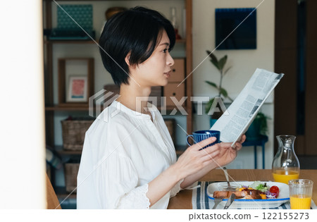 Woman reading a newspaper 122155273