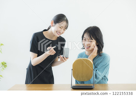 美容人員正在化妝 122155338