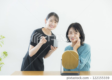 美容人員正在化妝 122155339