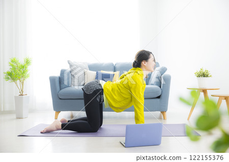A young woman stretching 122155376