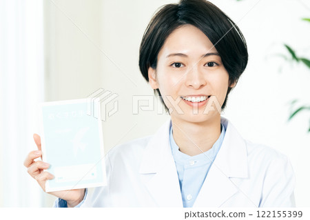 帶著微笑和藥筆記本的女藥劑師 122155399