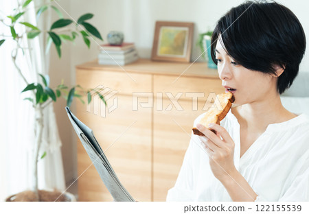 Young woman breakfast scene 122155539