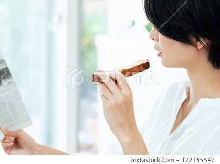 Young woman breakfast scene Young woman breakfast scene 122155542