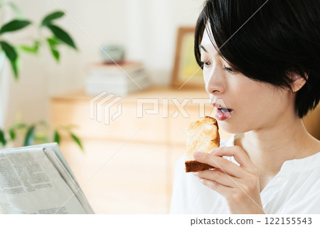 Young woman breakfast scene Young woman breakfast scene 122155543