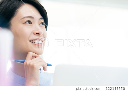 Young women listening to a conversation in the office 122155550