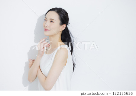 Young lady's portrait 122155636