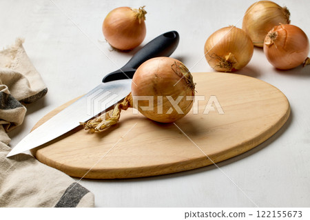 fresh raw onions on kitchen table 122155673
