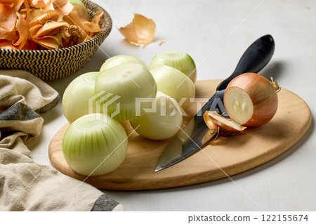 fresh raw onions on kitchen table 122155674