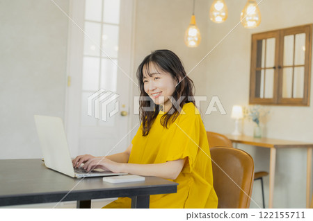 黃色的一塊女人 黃色的一塊女人 122155711