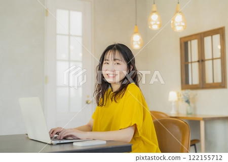 黃色的一塊女人 122155712