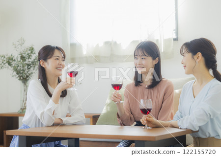 拿著一杯酒的女人 拿著一杯酒的女人 122155720