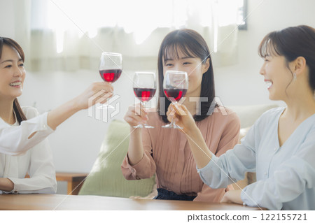 客廳裡拿著一杯酒的女人 122155721