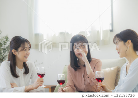 拿著一杯酒的女人 122155726