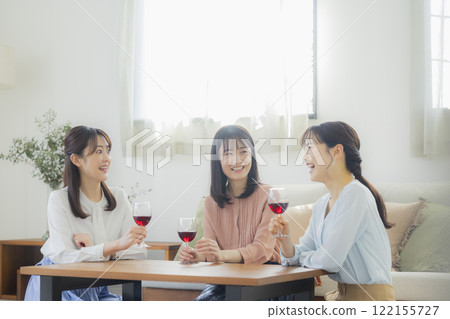 拿著一杯酒的女人 122155727