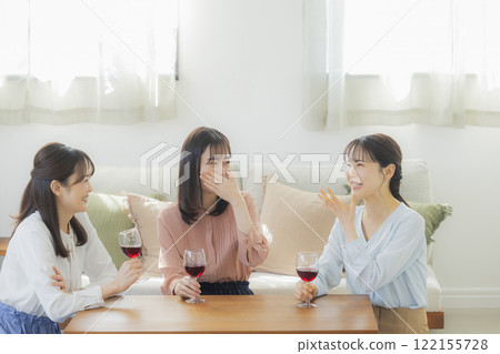 拿著一杯酒的女人 拿著一杯酒的女人 122155728