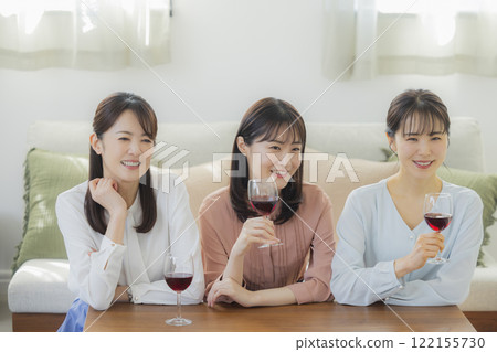 拿著一杯酒的女人 122155730