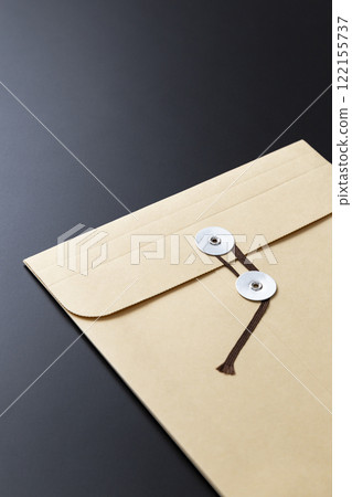 黑色背景上裝有重要文件的信封 122155737