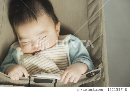 寶寶睡在搖椅上 122155748