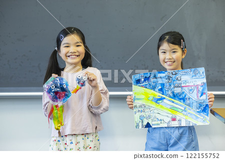 Elementary school students making presentations using their crafts Elementary school students making presentations using their crafts 122155752
