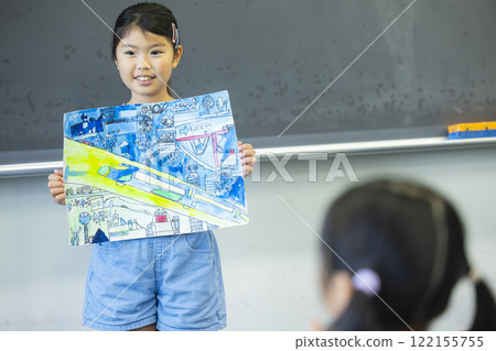 Elementary school students making presentations using their crafts Elementary school students making presentations using their crafts 122155755