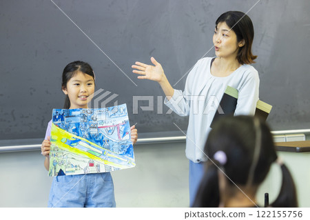 Elementary school students making presentations using their crafts Elementary school students making presentations using their crafts 122155756