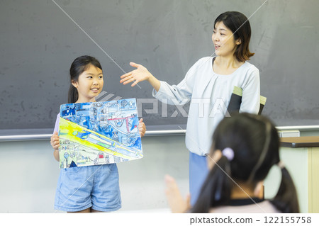 Elementary school students making presentations using their crafts Elementary school students making presentations using their crafts 122155758