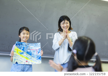 Elementary school students making presentations using their crafts Elementary school students making presentations using their crafts 122155759