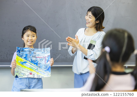 Elementary school students making presentations using their crafts Elementary school students making presentations using their crafts 122155760