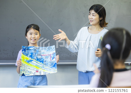 Elementary school students making presentations using their crafts Elementary school students making presentations using their crafts 122155761