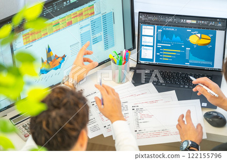 男工程師商業計劃分析圖商人2人 122155796