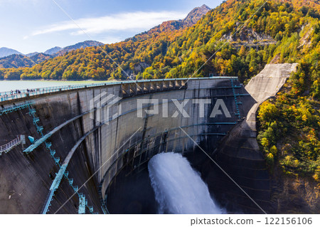 秋天的立山黑部阿爾卑斯山路線～紅葉的黑部水壩（黑部湖） 122156106