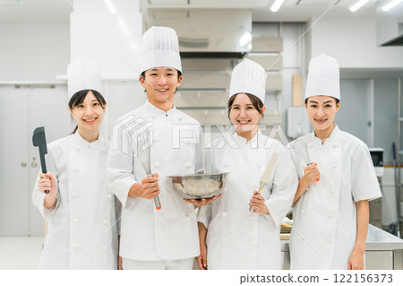 廚師、廚師、穿著廚師服的廚師站在廚房。 廚師、廚師、穿著廚師服的廚師站在廚房。 122156373