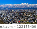 從吳羽山眺望富山市和白雪皚皚的立山山脈 122156400