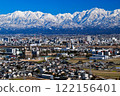 從吳羽山眺望富山市和白雪皚皚的立山山脈 122156401