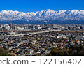 從吳羽山眺望富山市和白雪皚皚的立山山脈 122156402